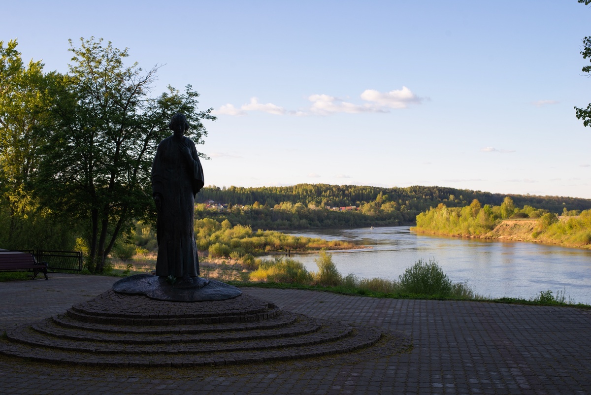 Памятник Цветаевой на берегу Оки