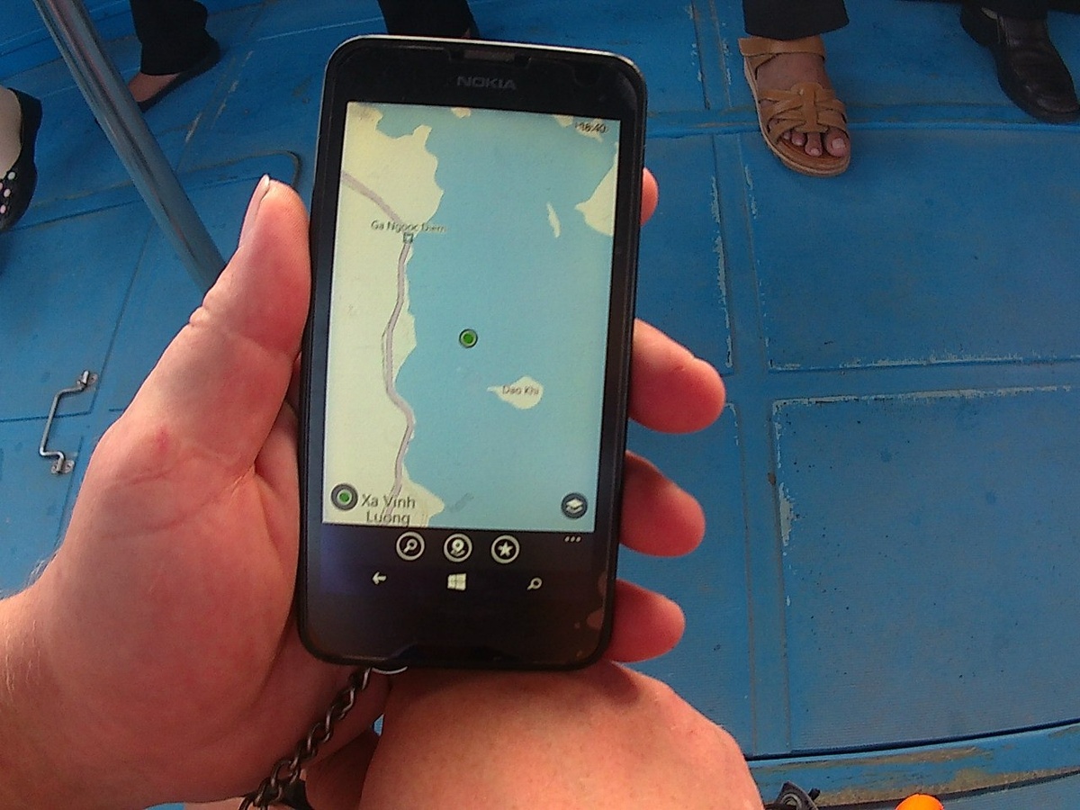 Отправляемся на маленьком катере, изучаем карту навигатора, совершенно не догадываясь, какие удивительные и непредсказуемые события произойдут с нами на острове.