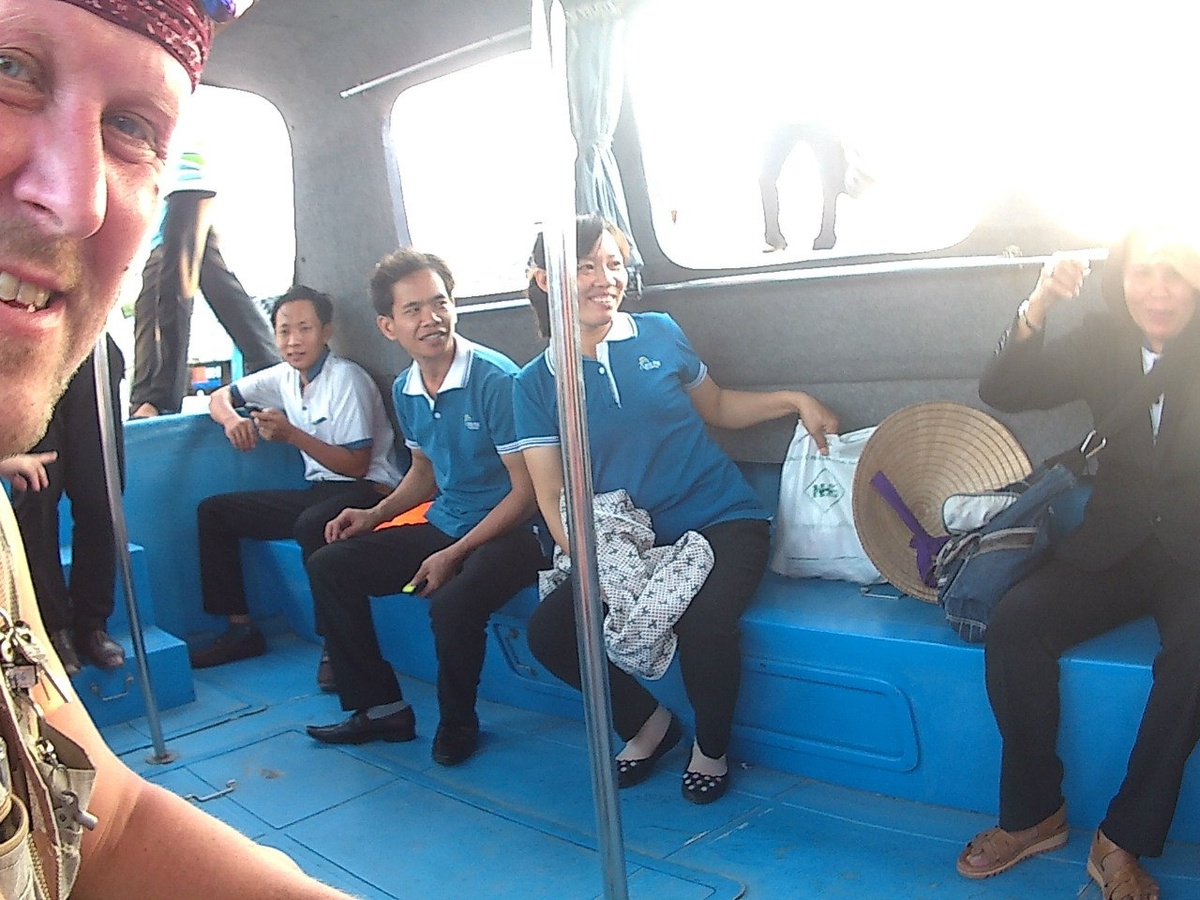 Вместе с нами на судне плывут и сотрудники парка, отправляясь на свою ежедневную работу.