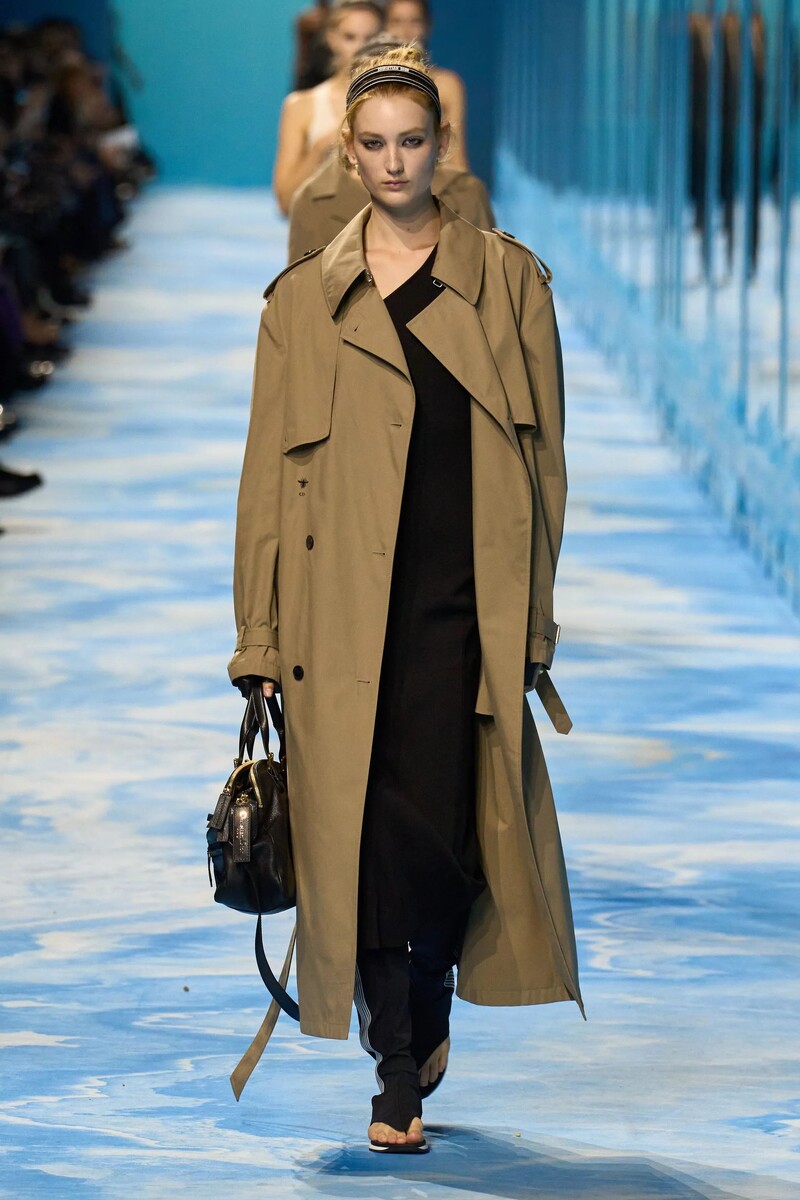 Dior Весна-Лето 2025
Леди Диана поклялась бы классикой британского гардероба. Тренч верблюжьего цвета./Для повседневного образа - вполне, посещение чего-нибудь благотворительного, мероприятия или встреча с подданными