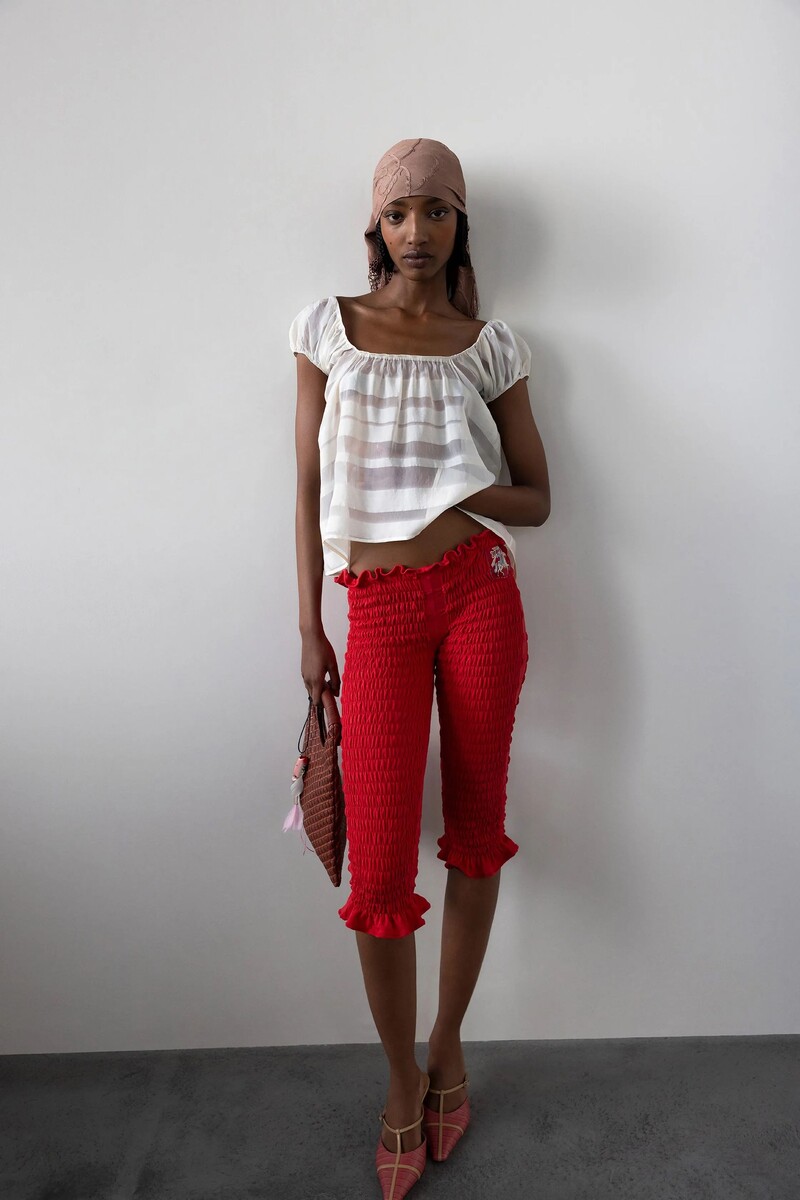 Коннер Айвз Весна/Лето 2025
Принцесса сердец поддерживала молодых дизайнеров, особенно британских, таких как Коннер Айвз, новый талант английской сцены/ Смело. Хотя на частном отдыхе где-нибудь на Сент-Барте почему бы и нет. Для типа внешности принцессы Дианы вполне подходящее.