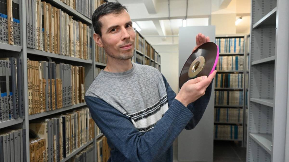    Начальник отдела обеспечения сохранности фонодокументов и фондового учета Российского государственного архива кинофотофонодокументов Олег Щипакин / Фото: Мария Хапцова / Вечерняя Москва