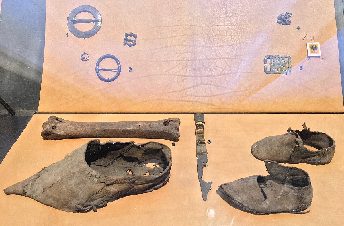 CC BY Wolfmann. Так выглядели реальные коньки, найденные археологами. Обратите внимание на отверстия для крепления.