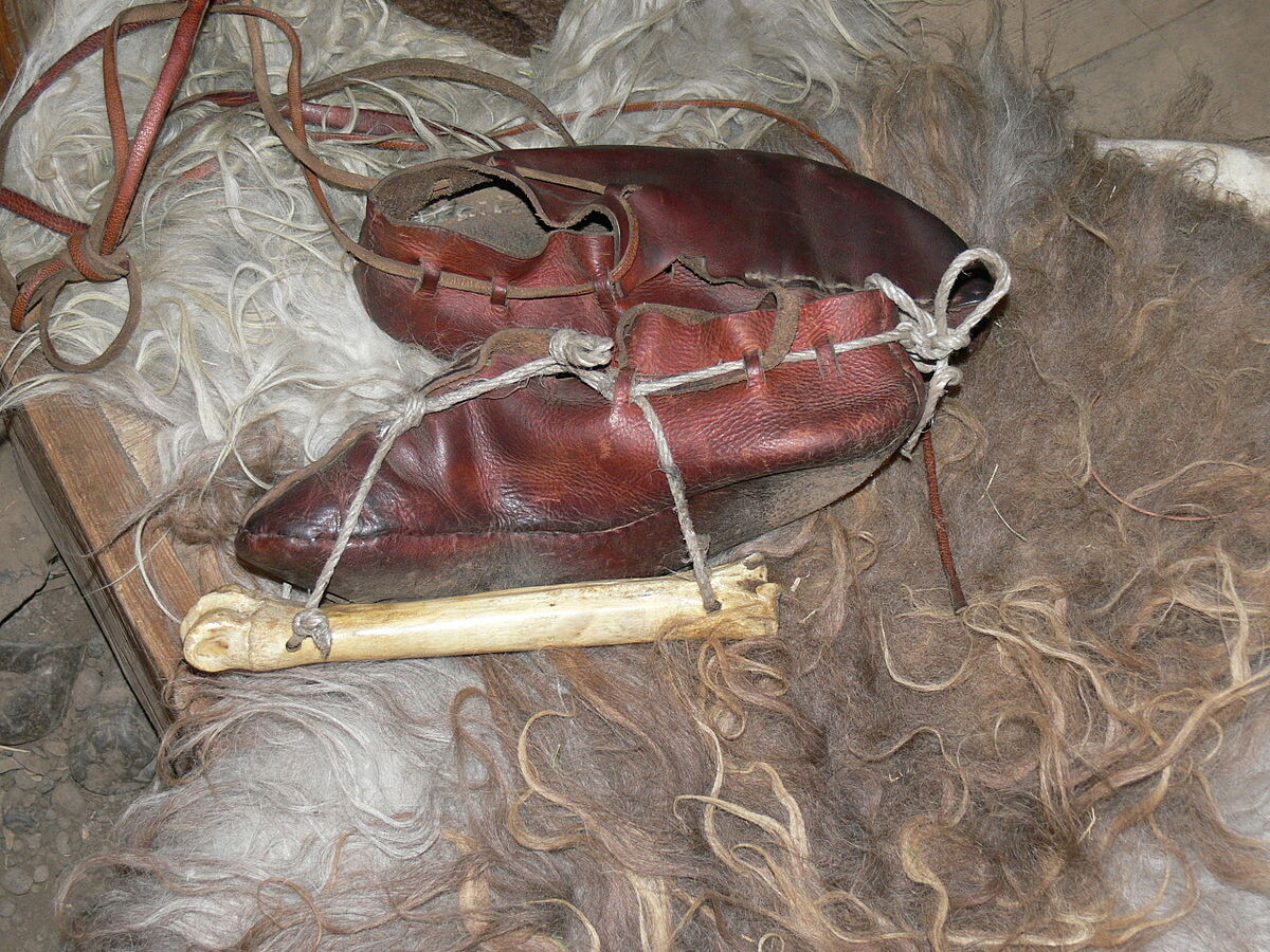 CC BY Xenophon. Реконструкция показывает, как конек крепился к ноге с помощью кожаных ремней.