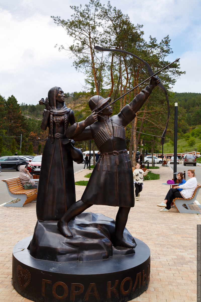 1. Памятник персонажам из легенды.