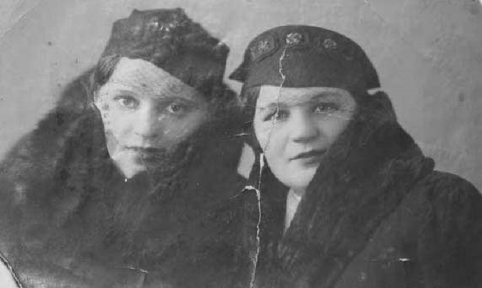 Елена Мазаник справа и ее сестра Щуцкая