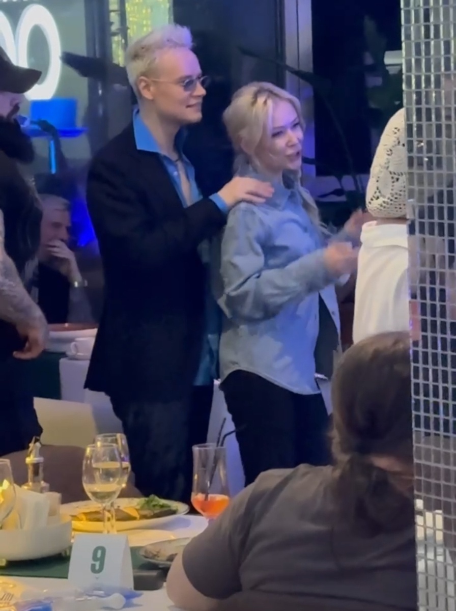 Скриншот из видео концерта, взятого в интернете