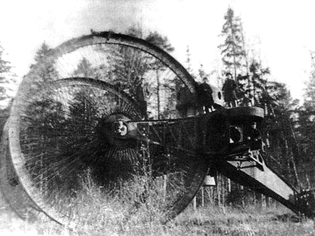 «Царь-танк» в лесу под Дмитровом, 1915 год. Размер колес (передние: 9 м, заднее: 1.5 м) 