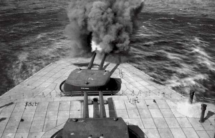 Выстрел из орудий./ Фото: navalhistoria.com