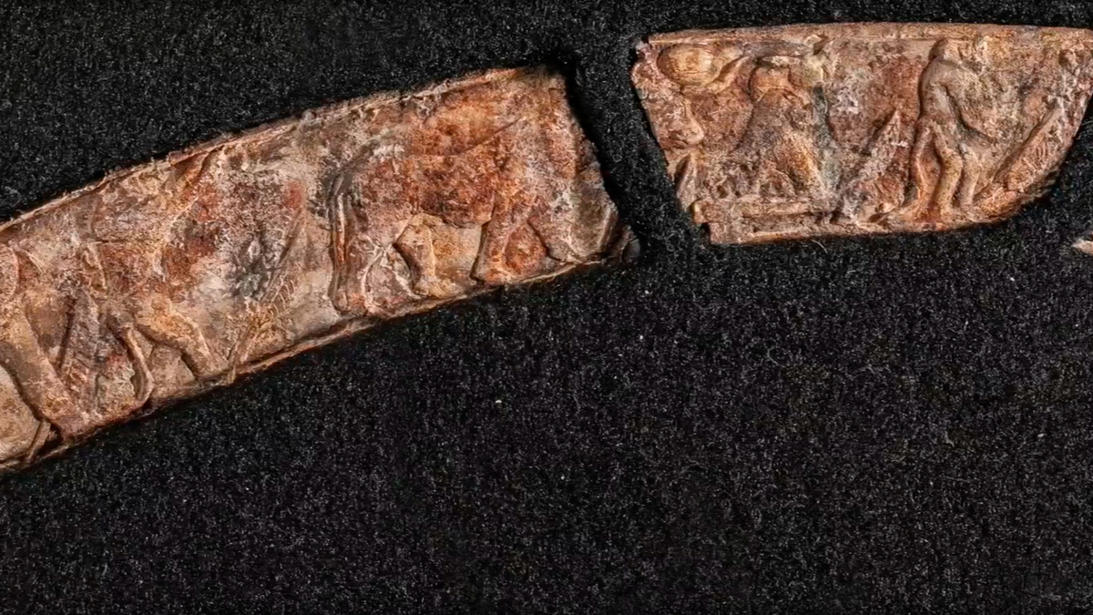 Фрагмент магического жезла эпохи Среднего царства Древнего Египта (XXI–XVIII века до н. э.)