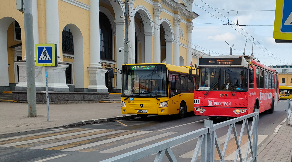 пл. Ярославль-Главный, автобус ЛиАЗ-4292, маршрут № 153 и троллейбус ЗиУ-682Г-016.02, маршрут № 5