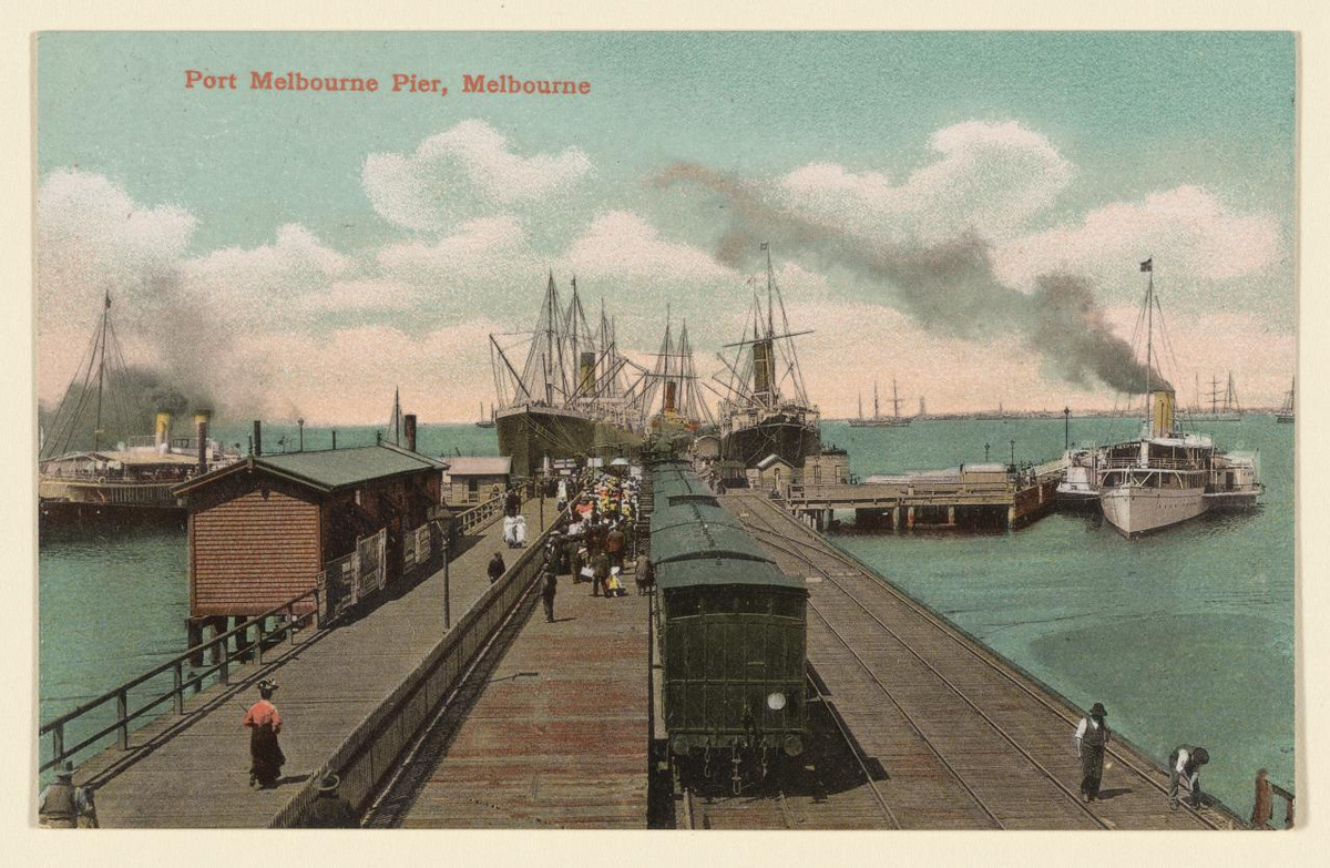 Открытка с изображением Мельбурнского порта начала ХХ века. Рядом с небольшими пароходиками у причала – парусные суда