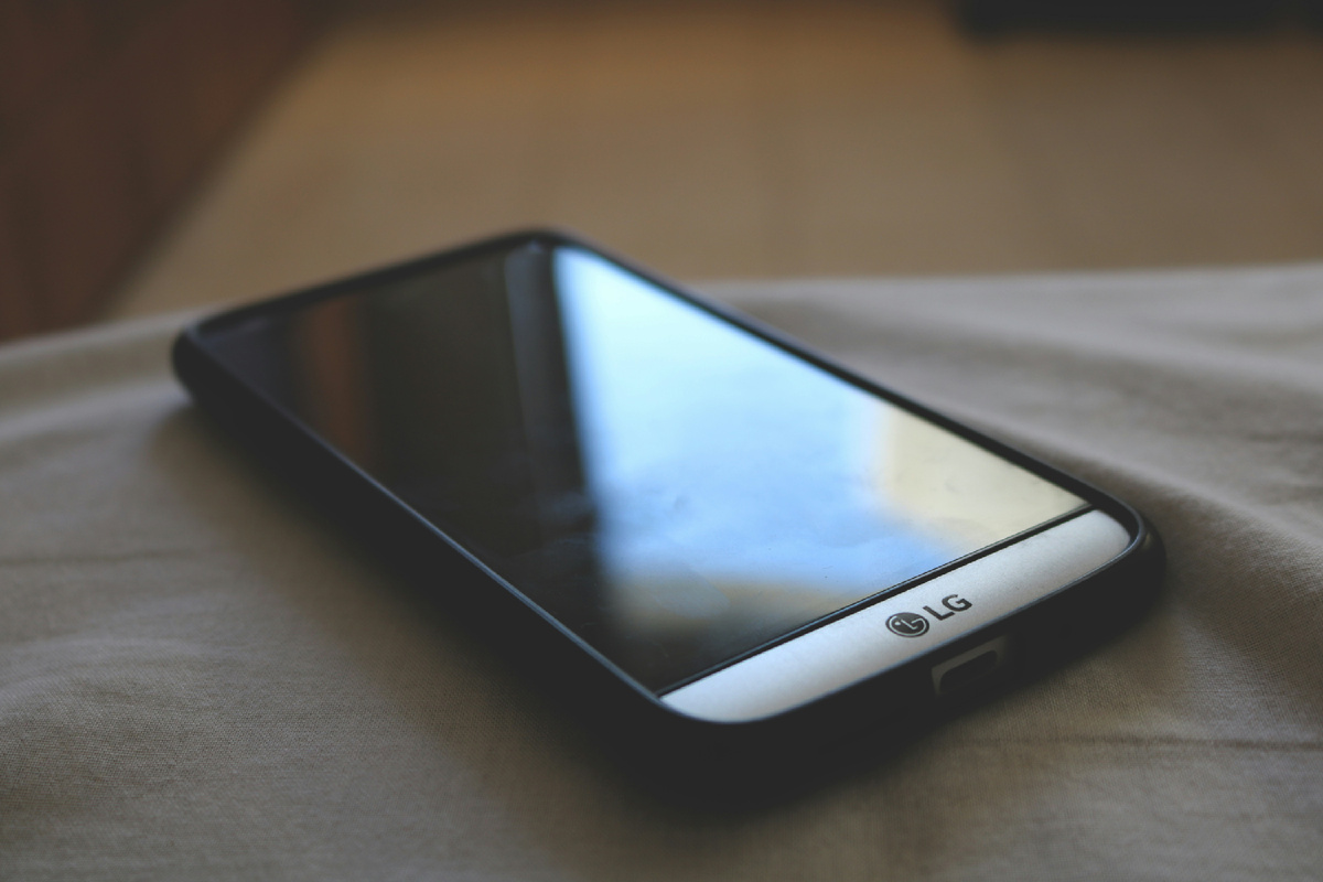 Источник: https://unsplash.com/photos/grey-lg-android-smartphone-with-black-smartphone-case-on-grey-textile-oVqE9mHQBtQ