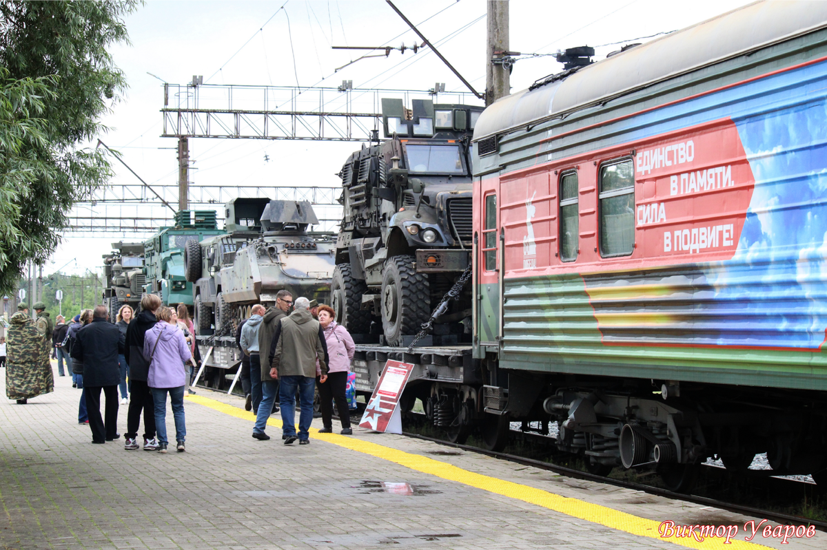 Платформы с трофейной военной техникой, захваченной в ходе СВО. 