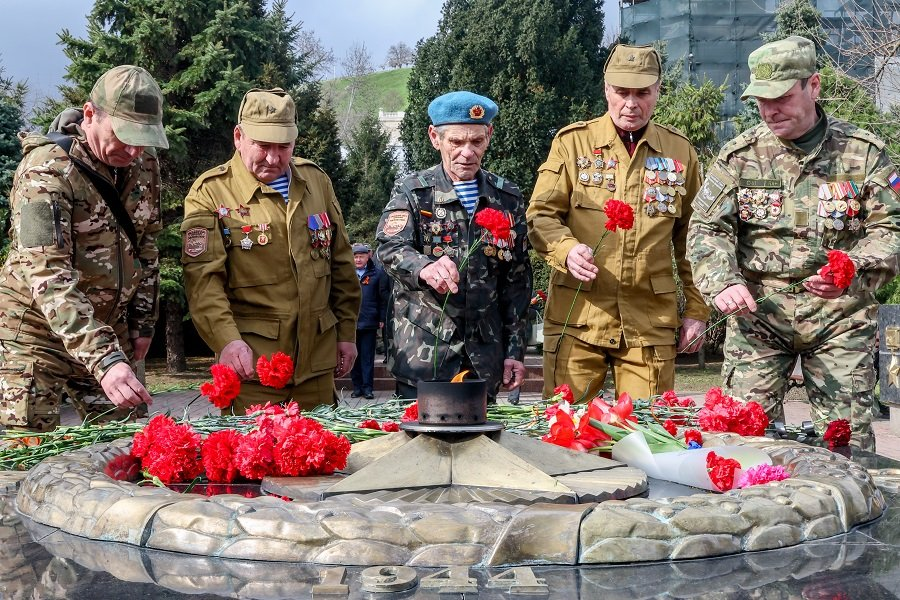 Ветераны боевых действий во время возложения цветов к Вечному огню в Сквере славы в Керчи - Фото: Сергей Мальгавко/ТАСС