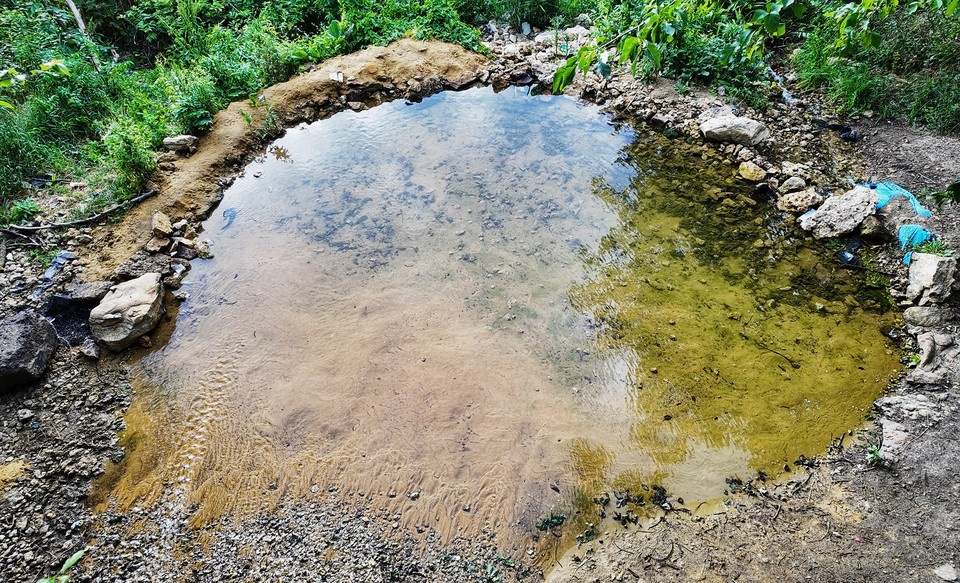    Ручей с кристально чистой водой в Мариуполе Александр ИВАНОВ