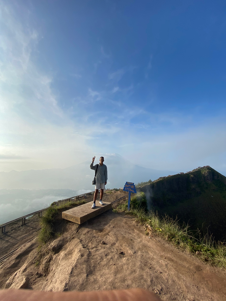 Вершина вулкана, отметка 1717 метров. 