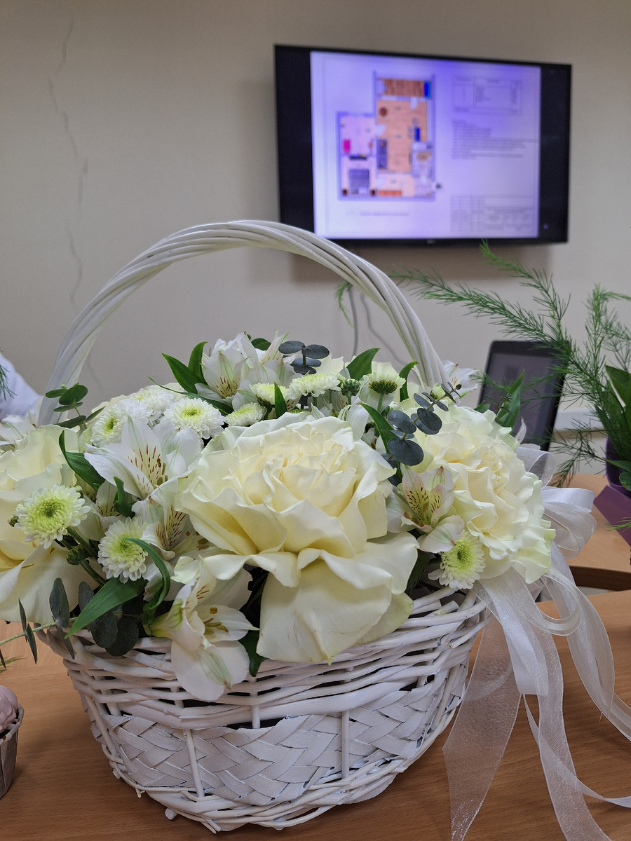 Перед началом защиты они мне подарили такую огромную корзину цветов! Цветы белые,  свежие, чистые, от души, и ооочень красивые...