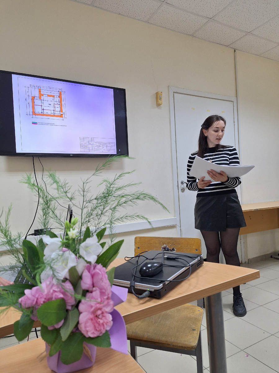 Первая защищалась, смелая,... помню, она с маленькой неугомонной дочкой приходила на консультации. Дочка не давала нам поговорить, но молодая мамочка всё смогла сделать, и пришла на защиту с отличным проектом.  