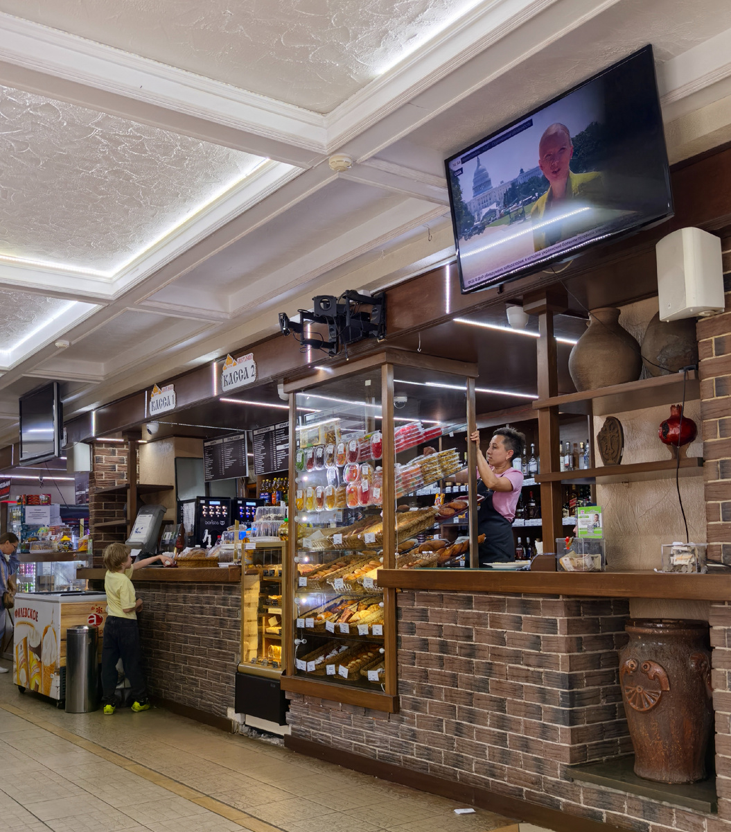 Поймала момент, когда все по столам расселись. Взяли по супчику и макарошки с котлеткой. 