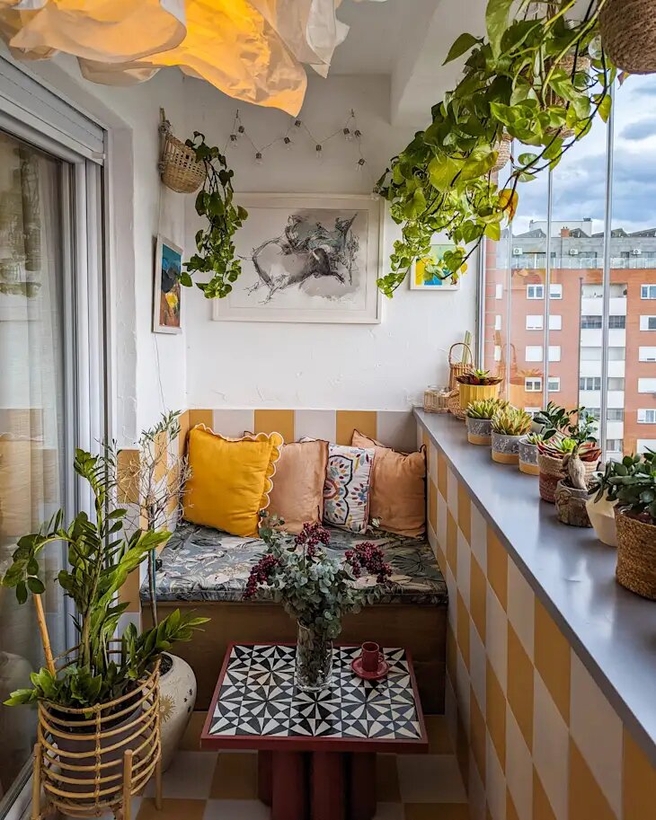 "Из обычного балкона можно создать уютную зелёную комнату — словно маленький сад среди каменных стен города."