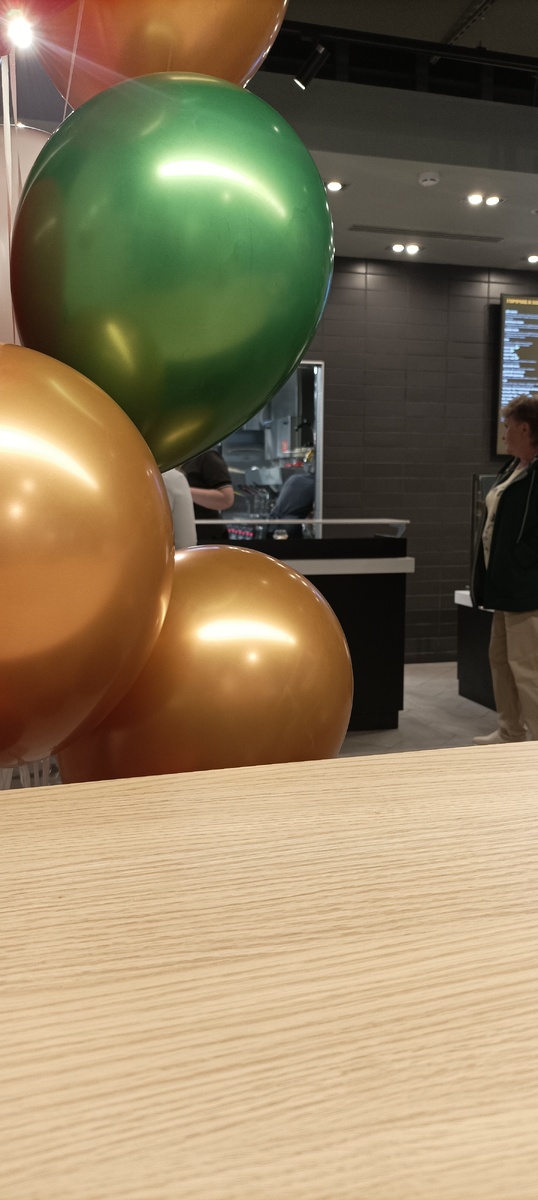 Сидим за столом "Вкусно и точка" в ожидании заказа