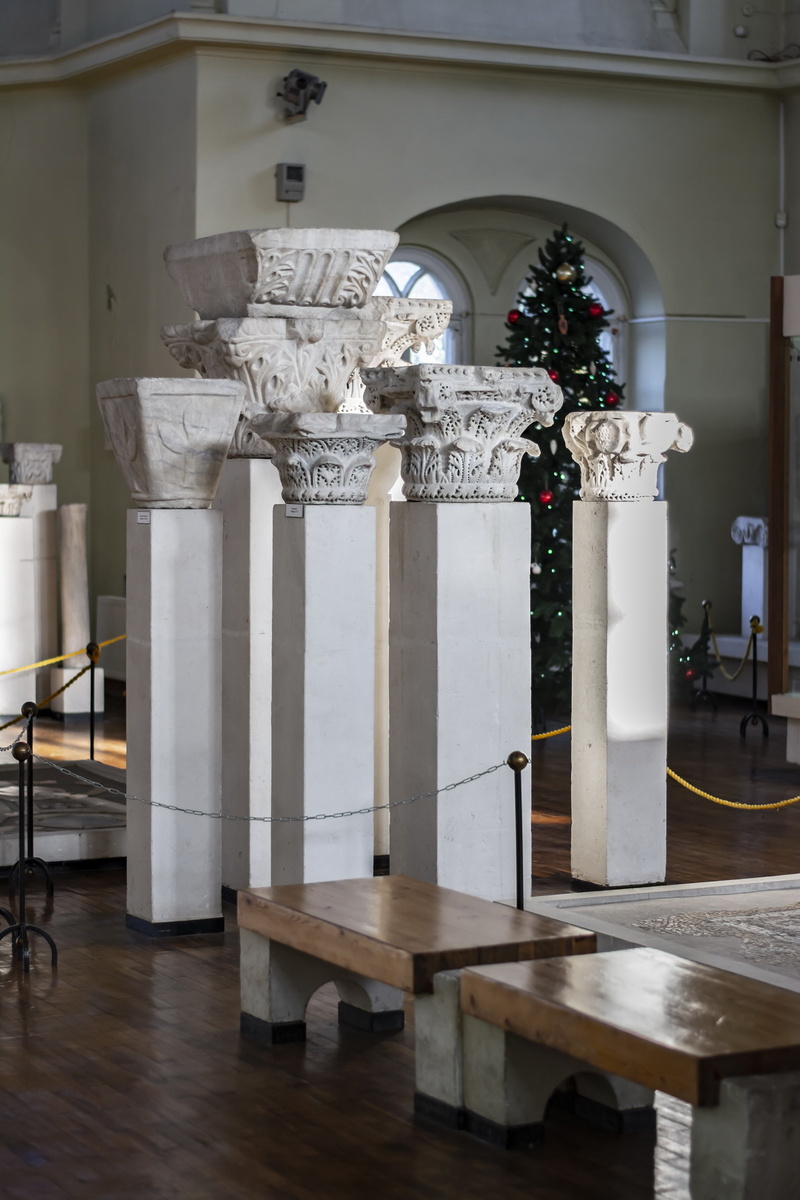 Капители колонн. Фото Сергея Малышева.