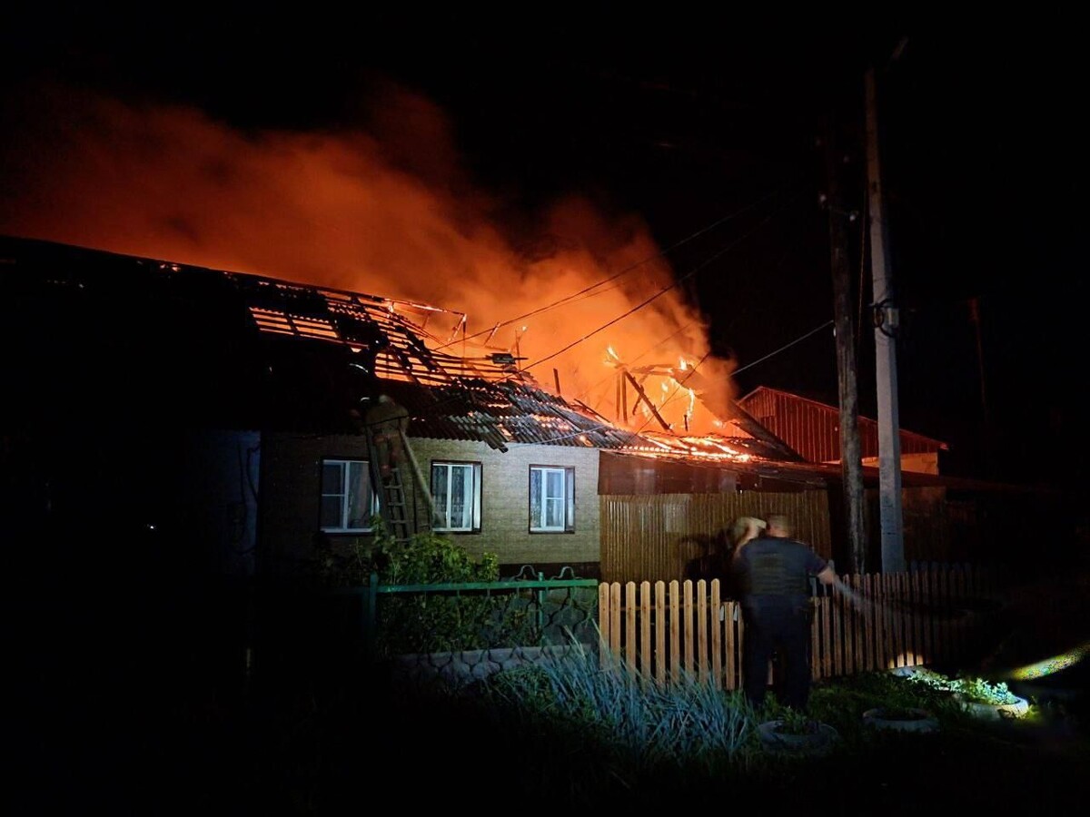    Украинские БПЛА атаковали дом в городе Льгов Курской области / Источник: https://t.me/Hinshtein