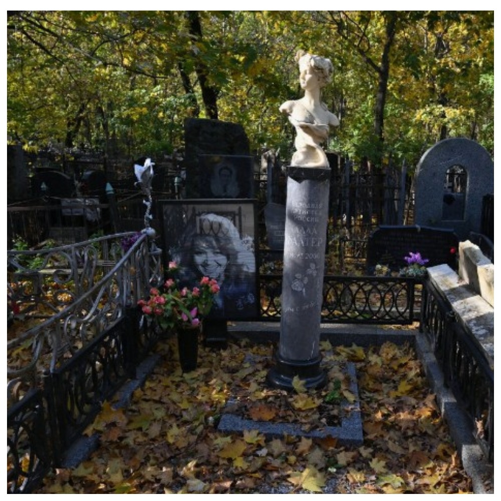 Говорят, что стелла покосилась. А фото вроде убирают?