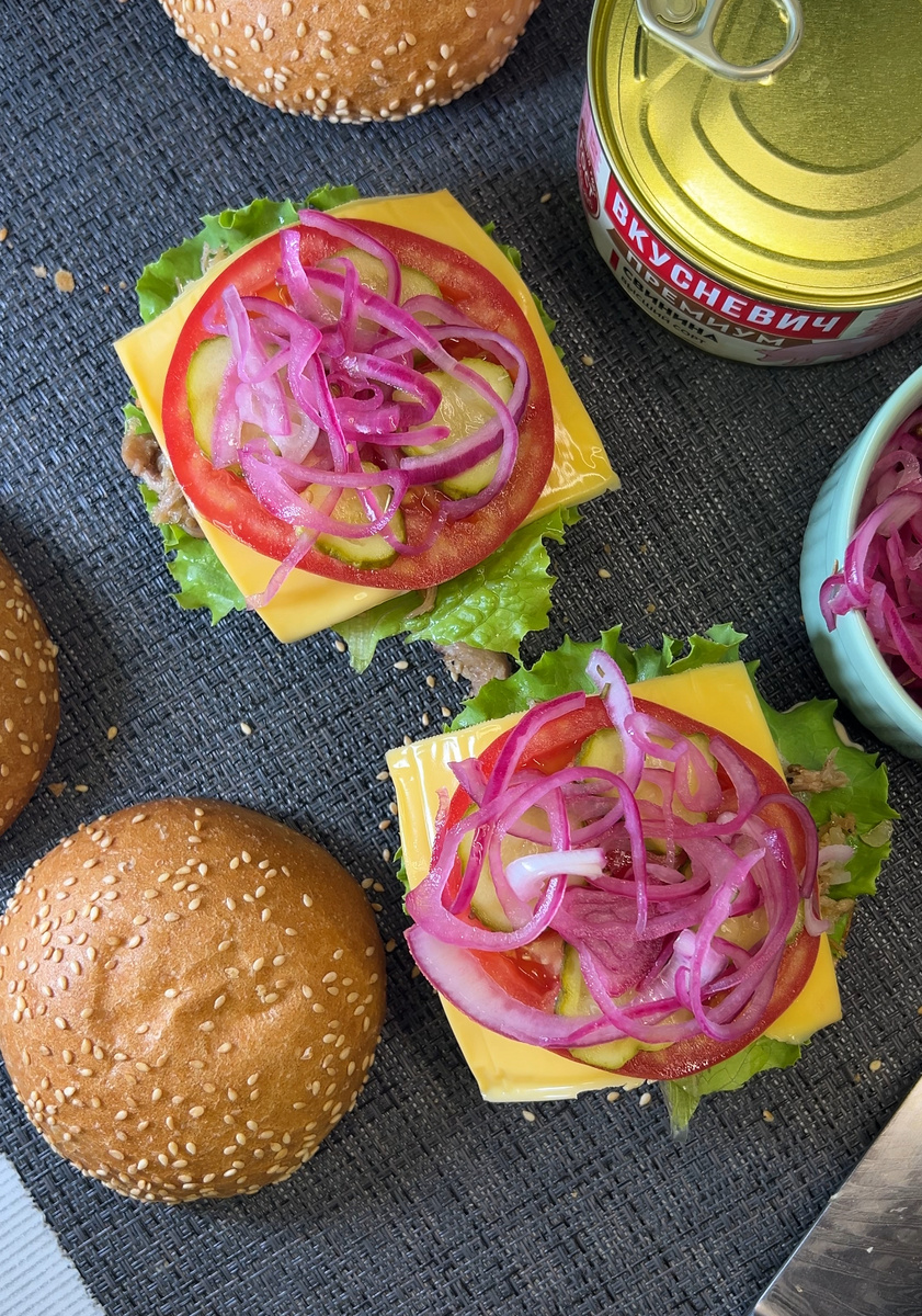 🧅 Лайфхак:
Если хочешь, чтобы лук получился с красивым розовым оттенком и ещё нежнее на вкус — добавь в маринад несколько капель свекольного сока или положи тонкий ломтик сырой свёклы. Цвет будет яркий, как из кафе, а вкус — просто бомба! 💥💗

