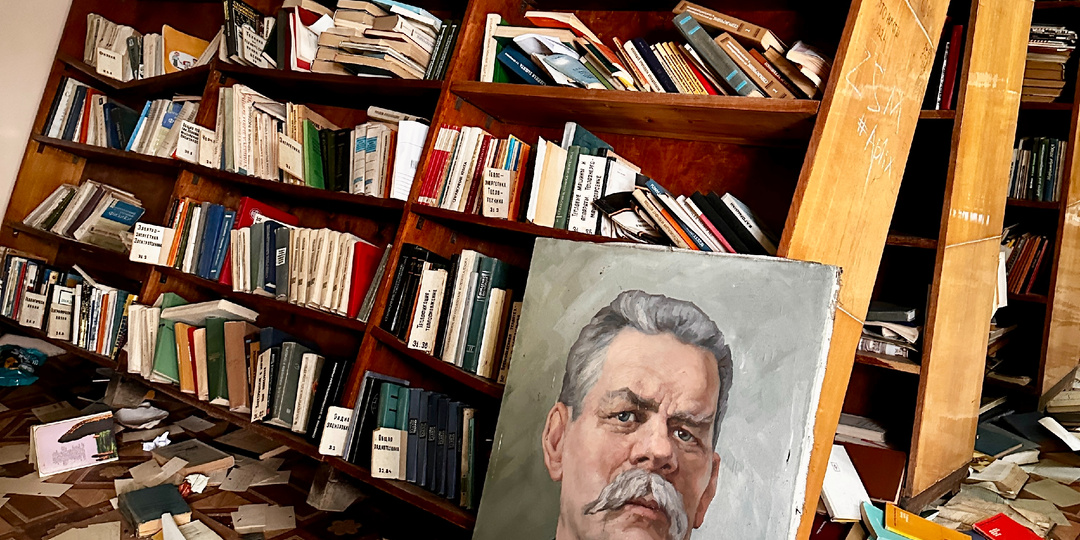 Заброшенный ДК в Подмосковье: брошенная библиотека, покинутые тренажеры и огромный Ленин