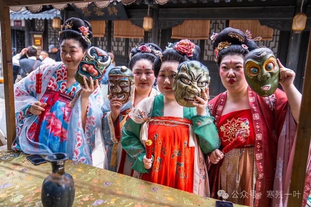 Современные китаянки "косплеят" красавиц эпохи Тан на одном из китайских фестивалей.