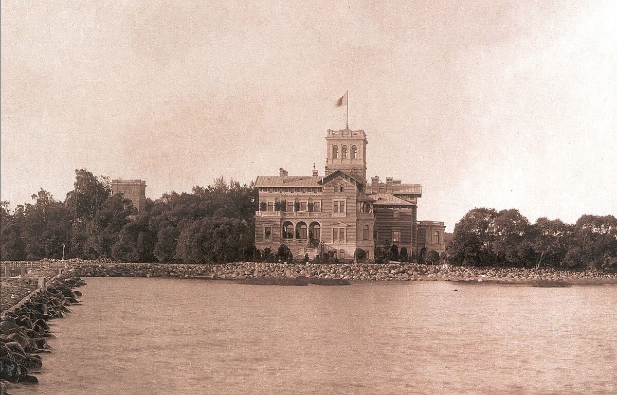 Нижня дача Николая II в парке Александрия.