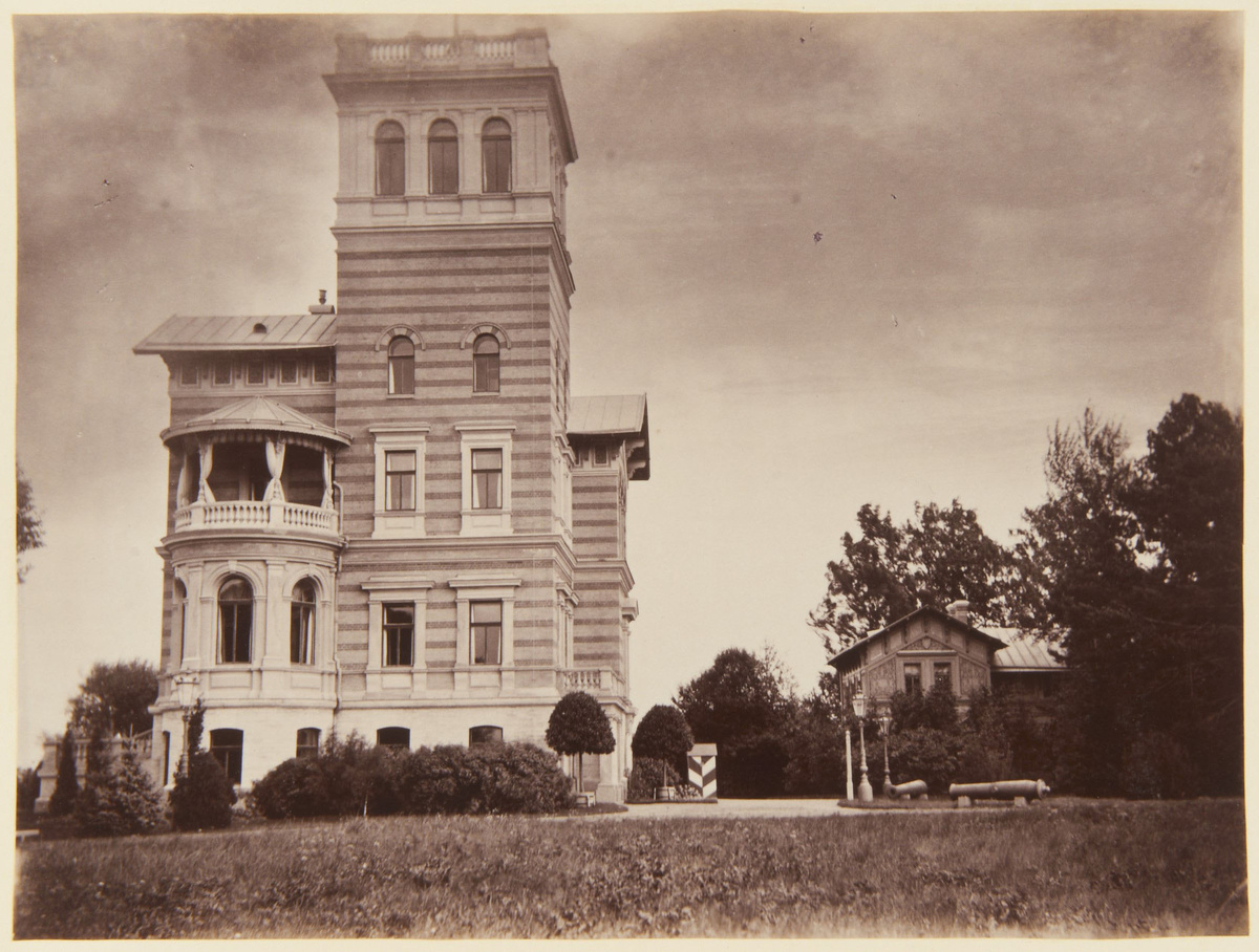 Нижний дворец. Западный фасад