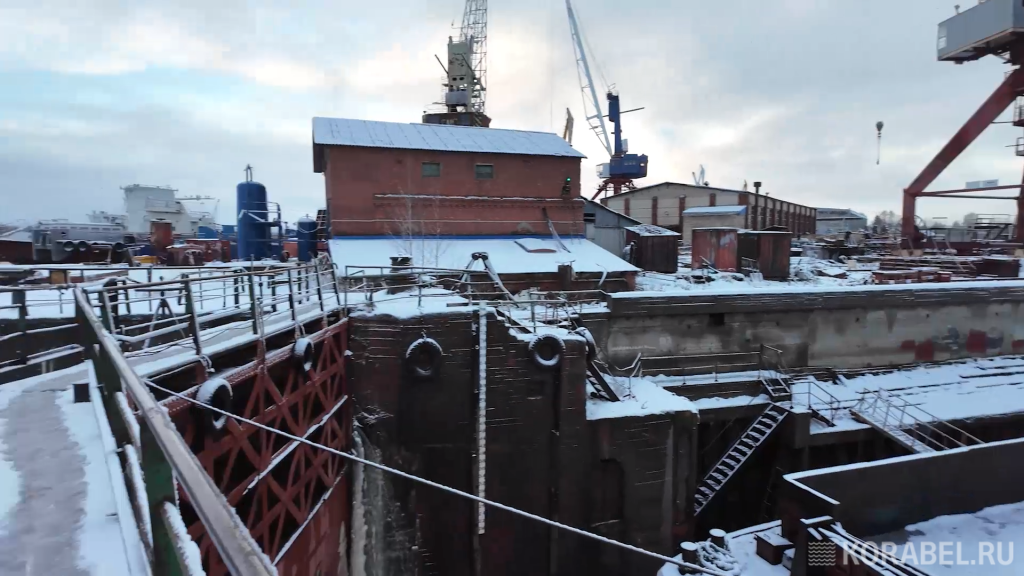 А вот так док выглядел зимой, слева в кадре те самые притворы, чтобы были установлены ещё при царе / Фото: СРЗ "Лайский док"  📷
