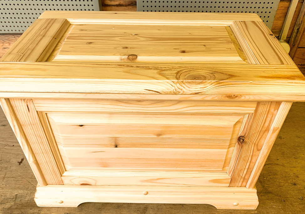 Сундук деревянный из филенчатых панелей