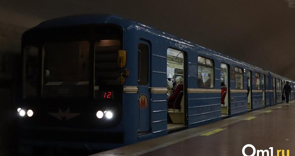 В новосибирском метро мужчина с костылями сидел на полу и стоял на коленях — помогли прохожие