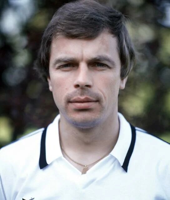 Бернард Дитц. Заменил Кайзера в роли свободного защитника