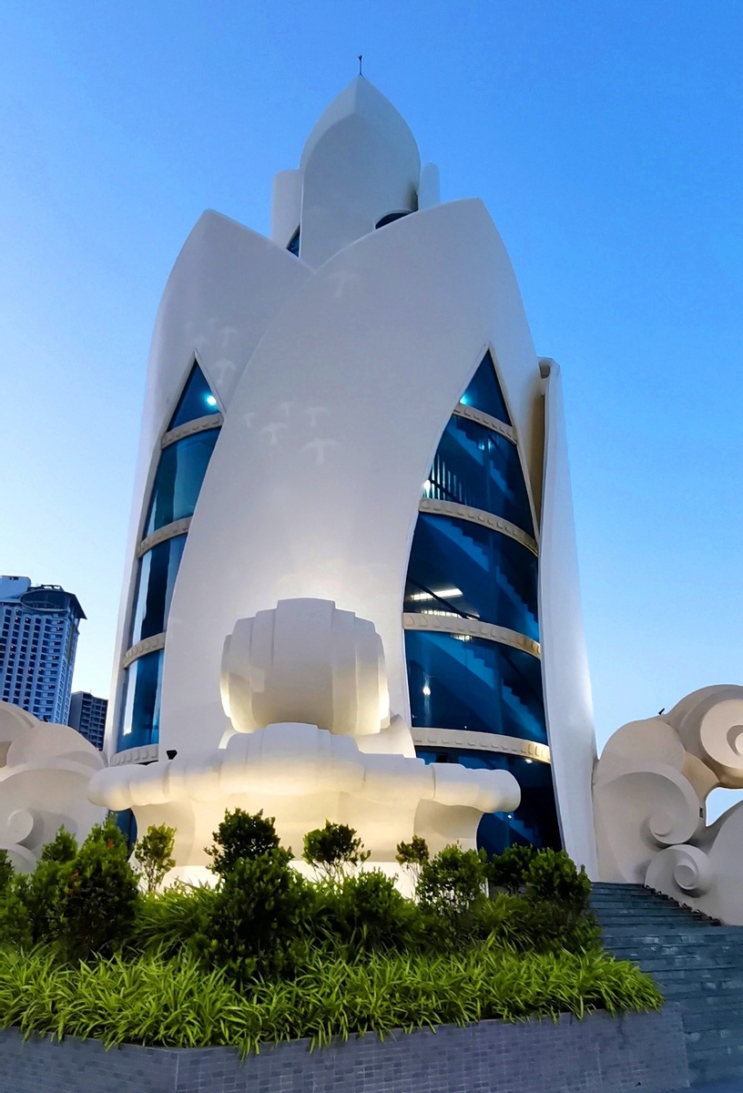 Известный всем Нячангский "Лотос". Все фото для статьи взяты из личного архива автора.