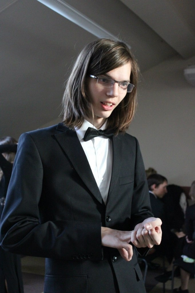 Таким я был, когда создавал мюзикл сей. Молодой и наивный студент дирижёрско хорового отделения Колледжа им. Гнесиных.