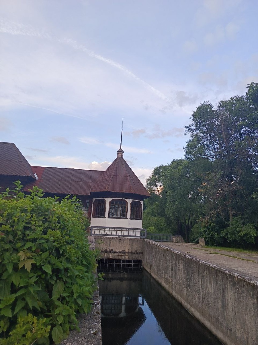 Машинное здание ГЭС в Яропольце.