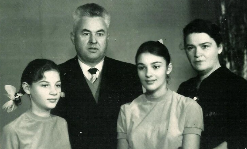 Светлана Тома с сестрой и родителями. Фото: Pinterest