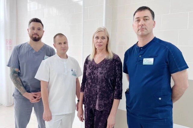    Пациентка Ирина Санникова благодарна всем врачам, которые помогли ей выздороветь. На фото врач-хирург Ильяс Аминов (крайний справа), врач-эндоскопист Павел Фролов (второй слева) и врач-эндоскопист Александр Попов (первый слева). Фото: Кузбасская клиническая больница скорой медицинской помощи им. М.А. Подгорбунского
