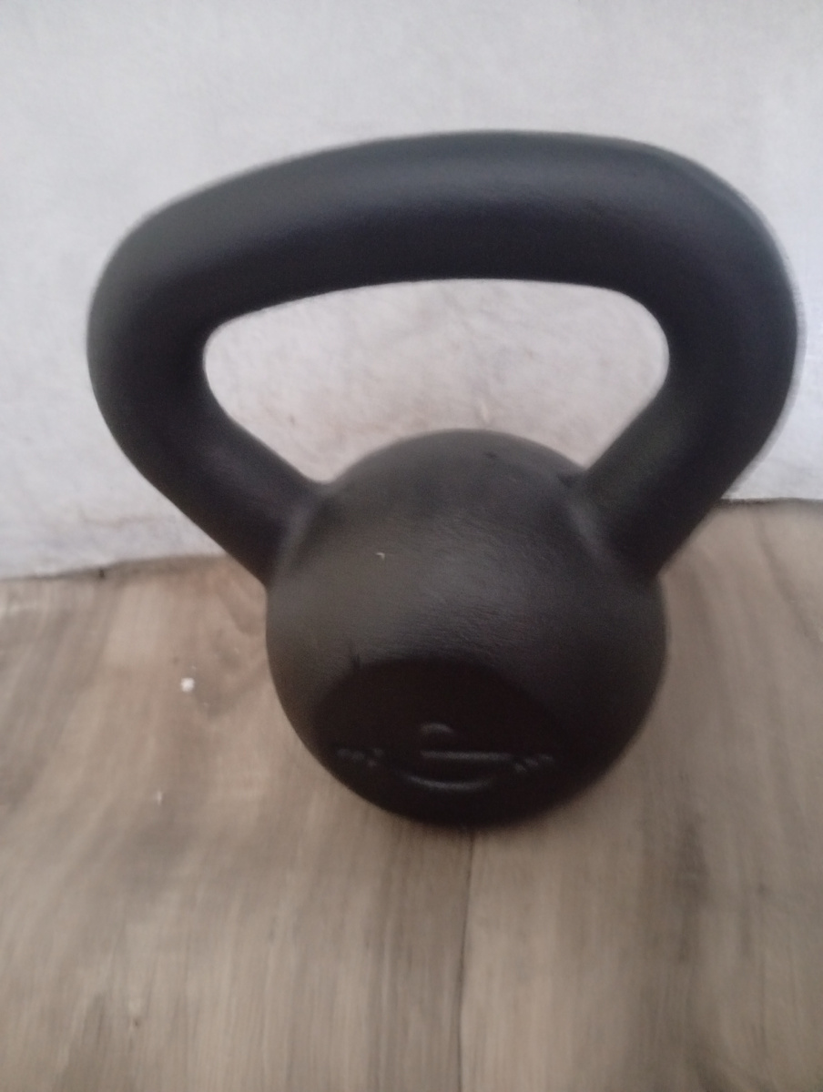 Это гиря 8 кг, сейчас рука заживёт ( я собак разнимала которые вчера поссорились пребывая в плохом настроении из- за погоды дождливой) и посчитаю сколько раз я могу поднять её  одной рукой ( десять раз точно смогла вчера).  Вчера я гирю уже применила ( колола ею ядра от абрикосов). Кстати , если съесть 20 ядер абрикосов не от🤫🤫равишься ( я вчера опровергла слухи об опасности поедания ядер абрикосов), но всё равно никому не рекомендую повторять мой опыт - ведь у кого- то и аллергия может быть и вообще индивидуальные особенности организма 