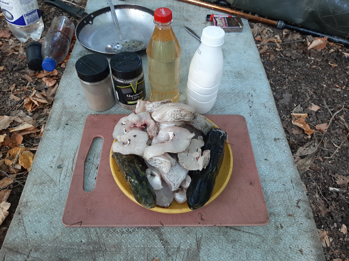 Щука, подготовленная к жарке на сплаве.