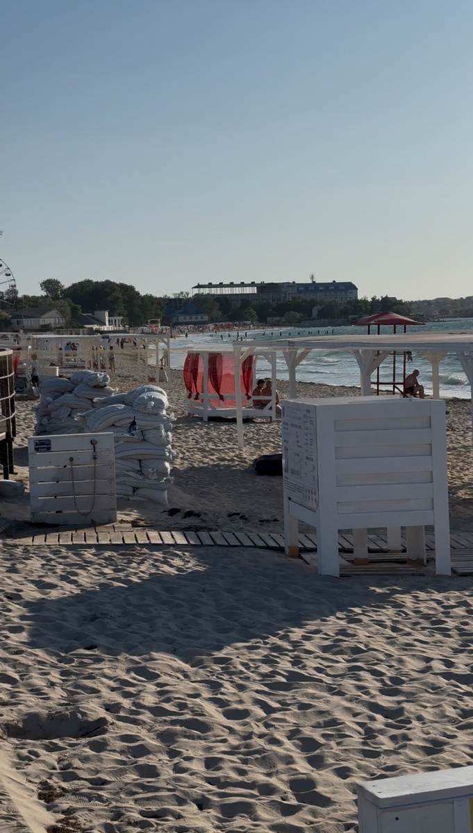 Вид на пляж в стороны ротонды