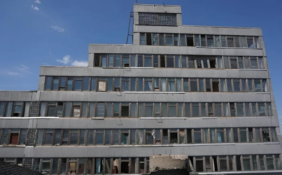 © ZVOLG / Wikimapia.org / CC BY 3.0 (Одно из заброшенных зданий Светлоярского завода белково-витаминных концентратов, 2010-е гг.)