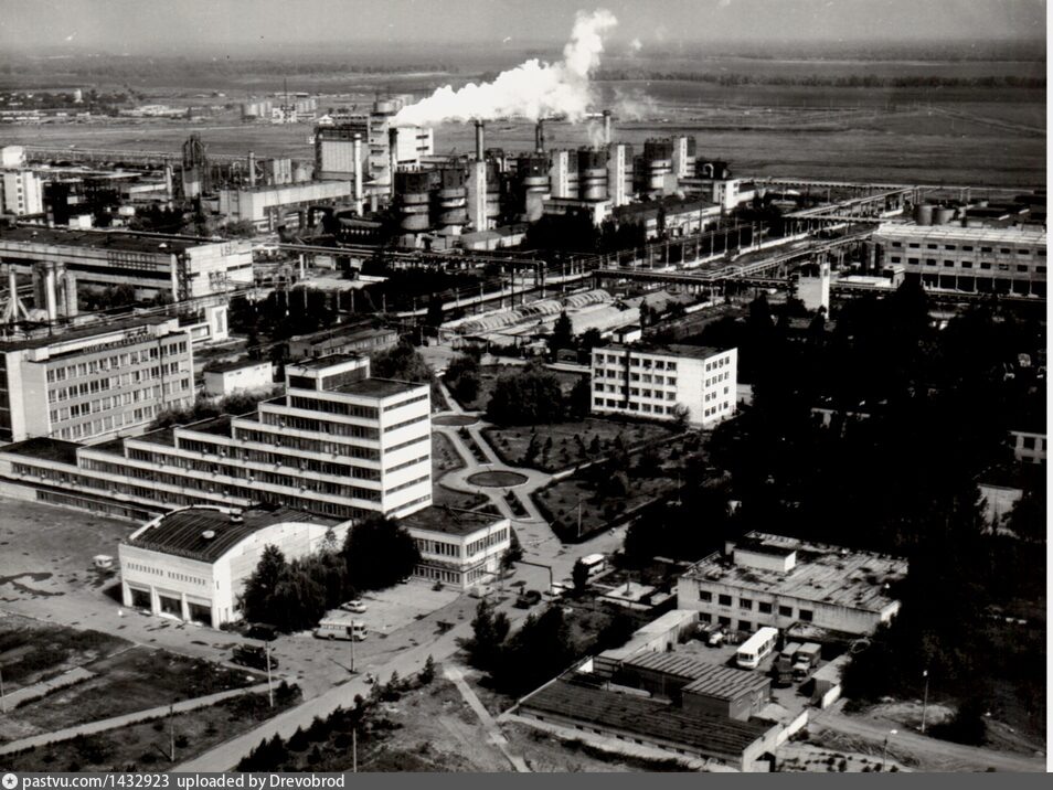 © Историко-краеведческий музей / ik-museum.vgr.muzkult.ru / с сайта pastvu.com (Завод белково-витаминных концентратов в поселке Светлый Яр, 1988 г. В конце 1980-х гг. на предприятии трудилось свыше 2,5 тыс. человек. Госзаказ тогда составлял порядка 135 тыс. тонн белка в год)