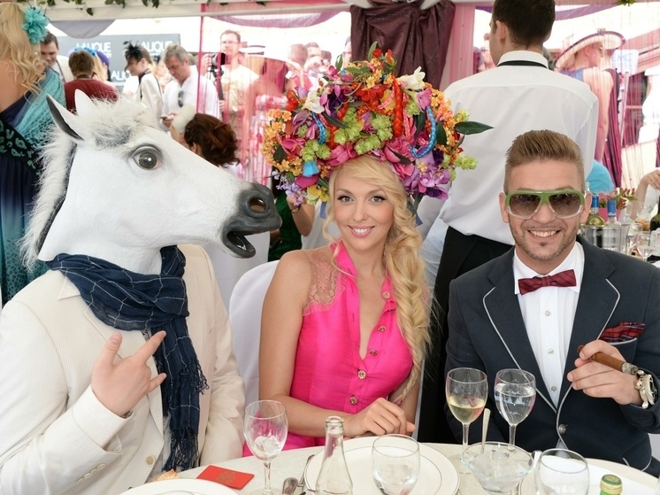     Оля Полякова (в центре). Фото: Anatoly Lomohov/Russian Look/Global Look Press