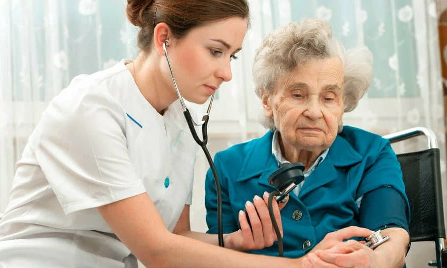 Врачи в шоке: пенсионеры теперь могут жаловаться онлайн. Но кто их действительно услышит?